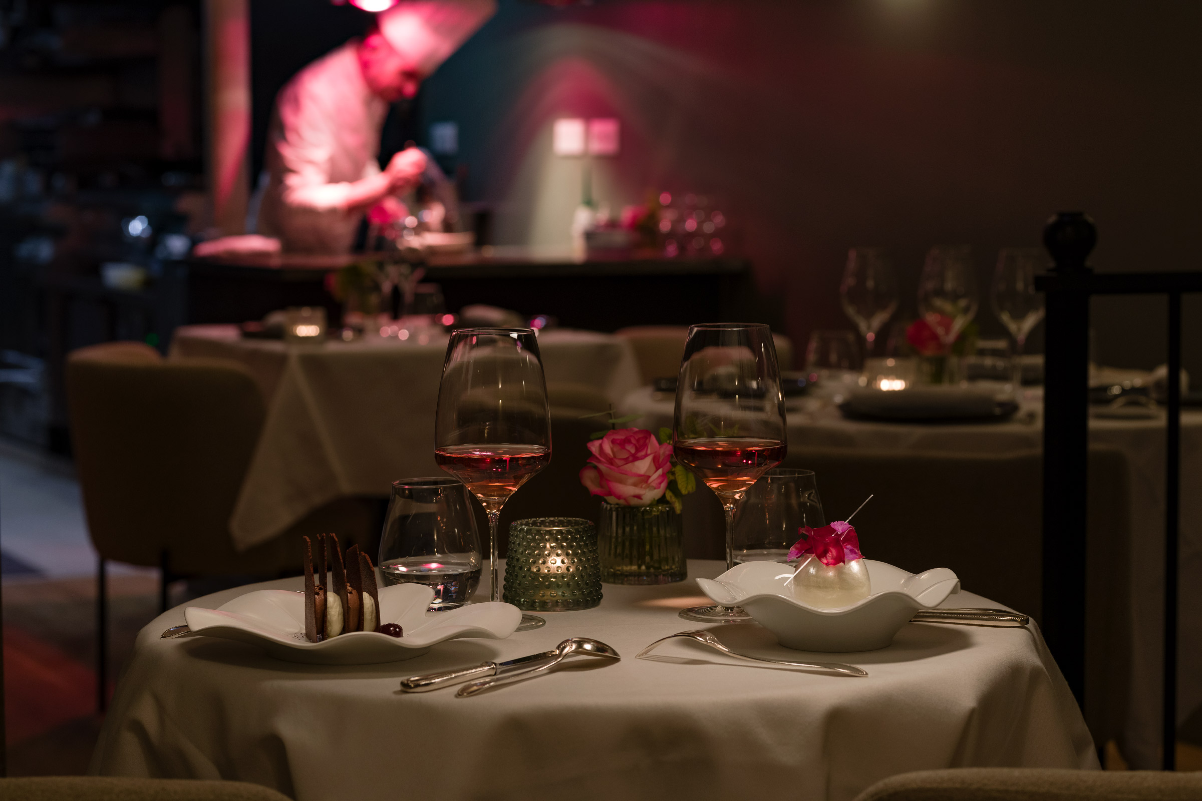 Table dressée au Restaurant F pour la Saint-Valentin 2026 à Paris 16 (menu 7 temps, 180€ boissons incluses)